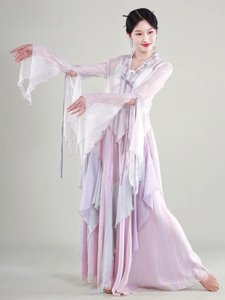 華やかなデザインの中国舞踊服T22343A：演奏会コーデで古風・優雅なスタイルを実現