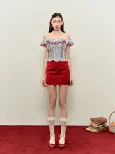 プリーツトップスと赤いスカートの可愛いコーディネート（セットアップ対応）