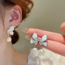 水晶ブルーのバタフライパールイヤリング【ユニークなデザイン・高級感ある耳飾り】