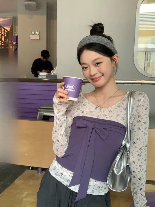 春夏用の微透な紫色の小花柄長袖Tシャツ【女性用・スリムフィット・おしゃれなデザイン】