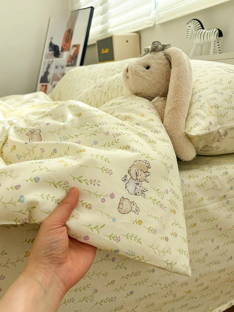 季節に合わせたベッドリネンを選ぶのは難しい？花柄ウサギデザインの掛け布団カバーが解決する