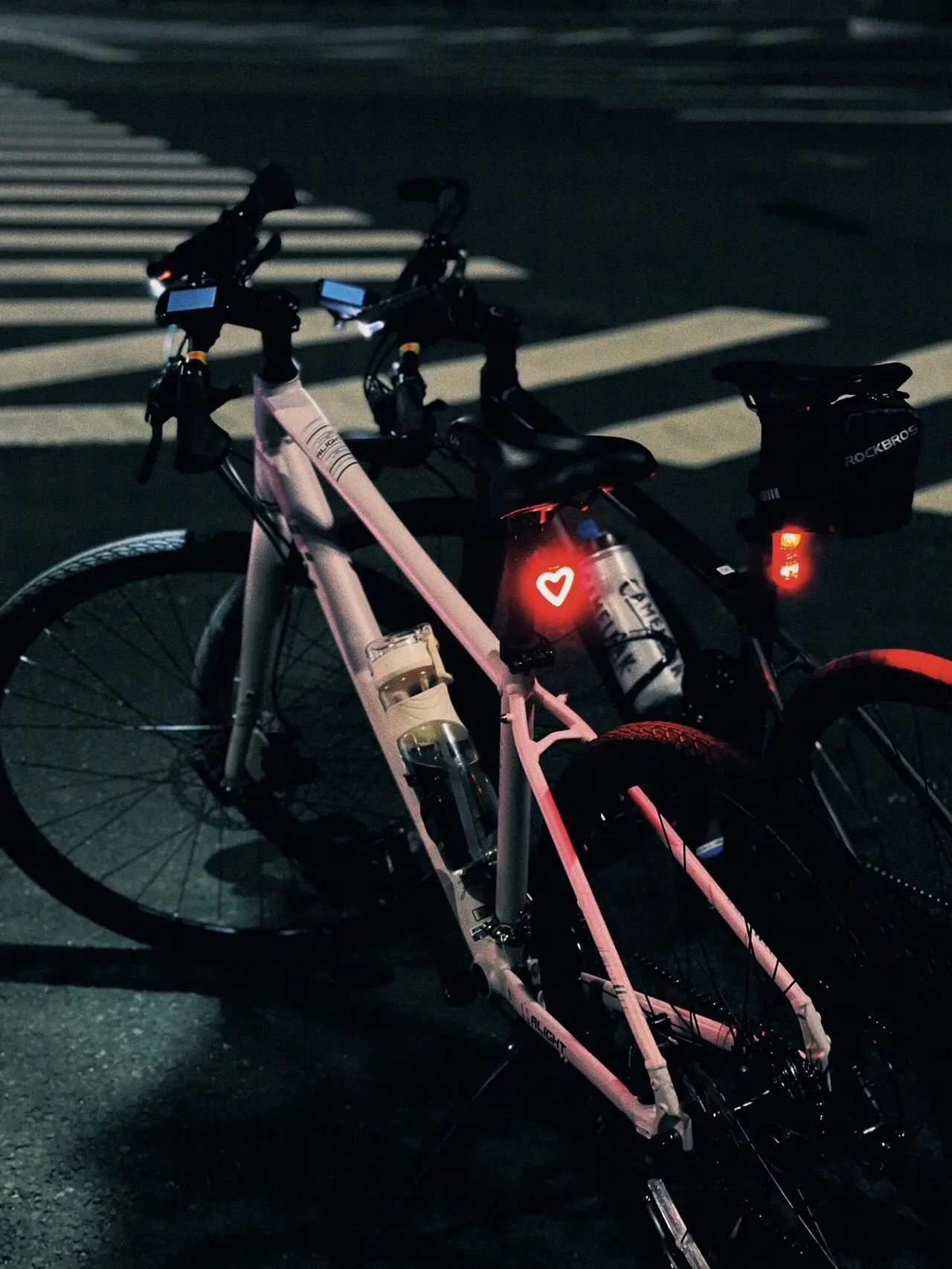 自転車用尾灯ハート型：夜間走行の安全性と点灯モードの実用性を解説