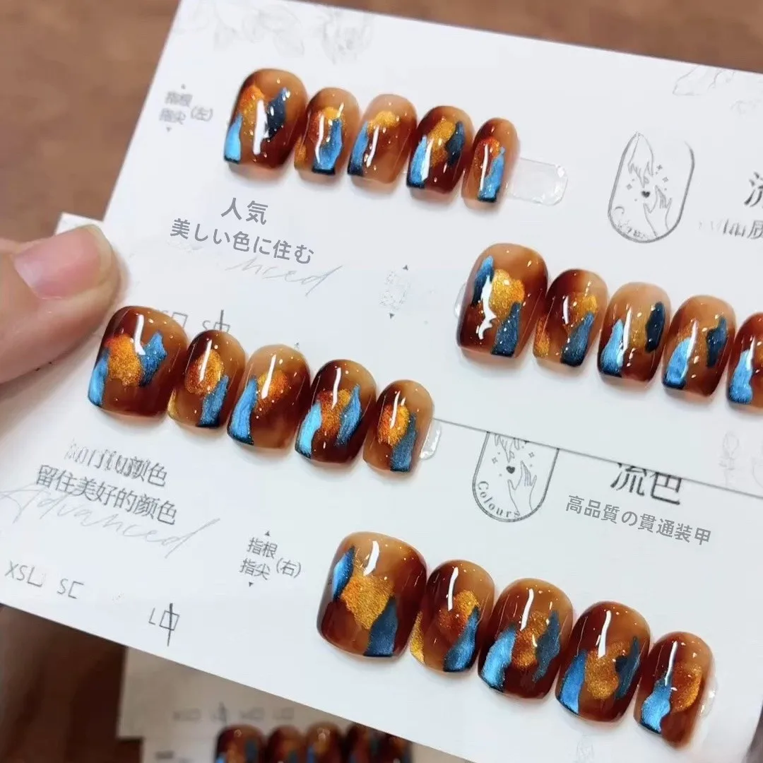 フットネイルデザイン 2026年最新スタイルは？流れる色合いの猫目ネイルが注目中
