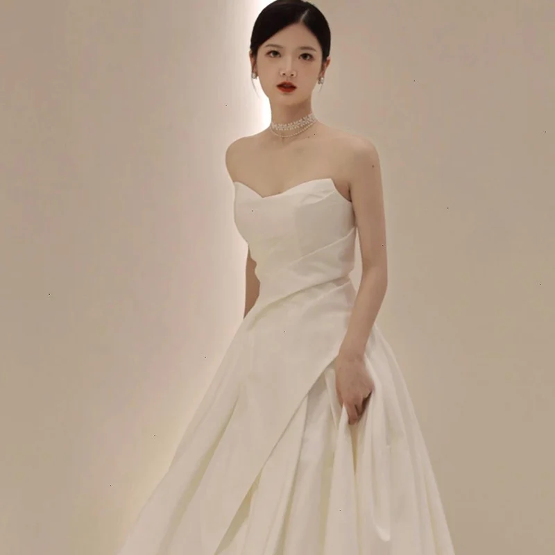 スリーブレス軽婚式用ウェディングドレス【白色サテン・フランス風・トレーン付き・シンプルデザイン】