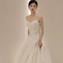 スリーブレス軽婚式用ウェディングドレス【白色サテン・フランス風・トレーン付き・シンプルデザイン】