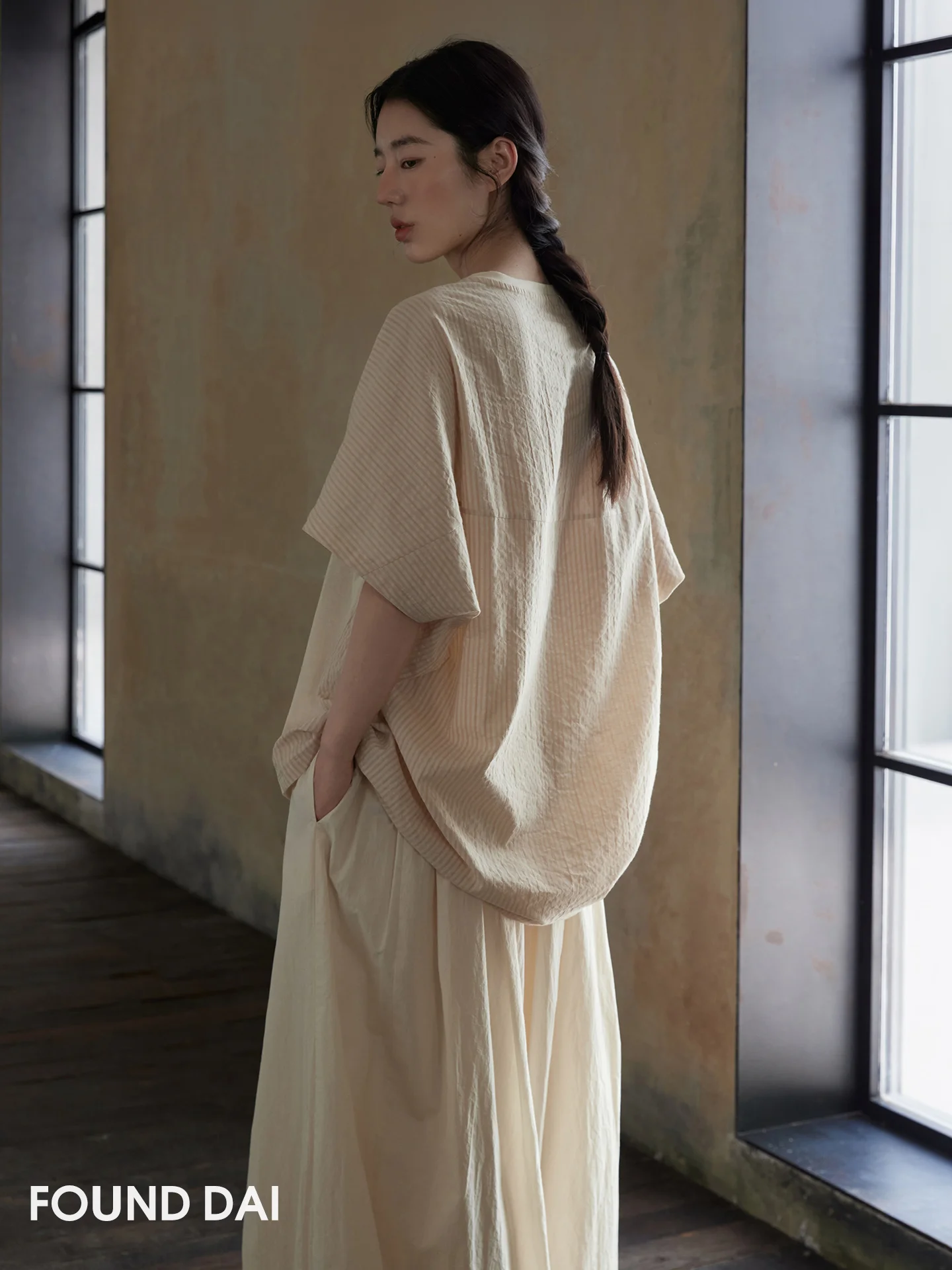 日常の着こなしに悩むあなたへ：リネンコットンの前短後長Tシャツは、本当に必要なのか？