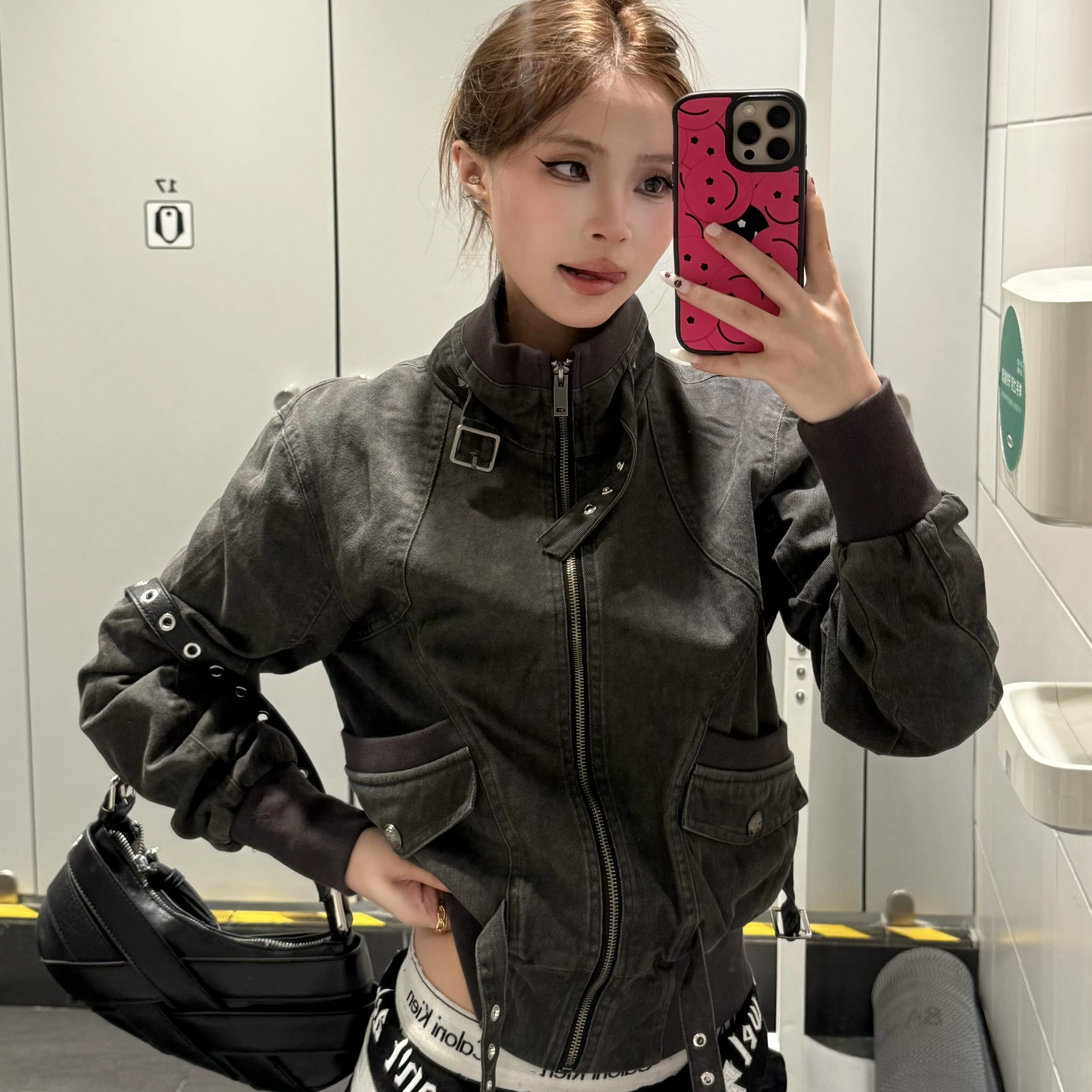 ノーカラー デニムジャケット：洗い加工で実現する女性向けの復古風フィット感