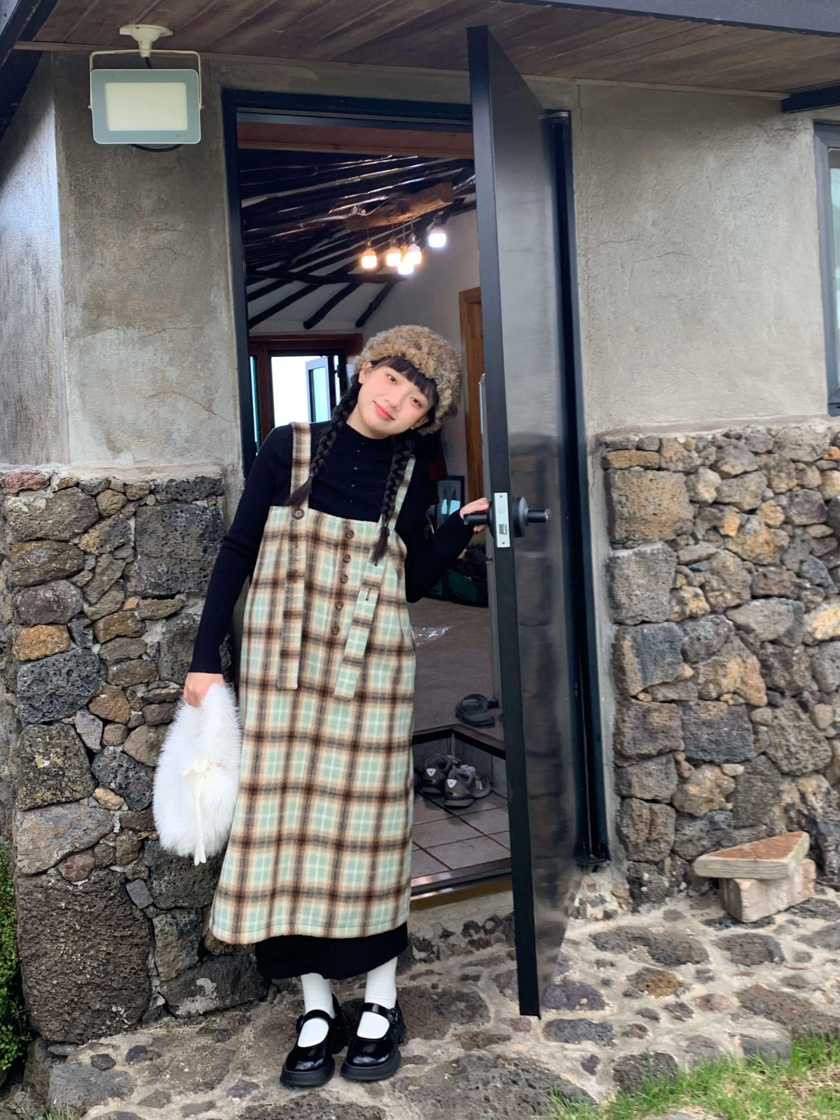 身長150cmの女性が着ていても足が隠れる、長めのワンピースはどう選ぶ？