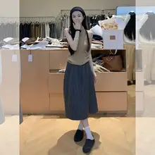 カーキ色のハイネックニットトップスとワイドパンツのコーデ（セットアップ対応）
