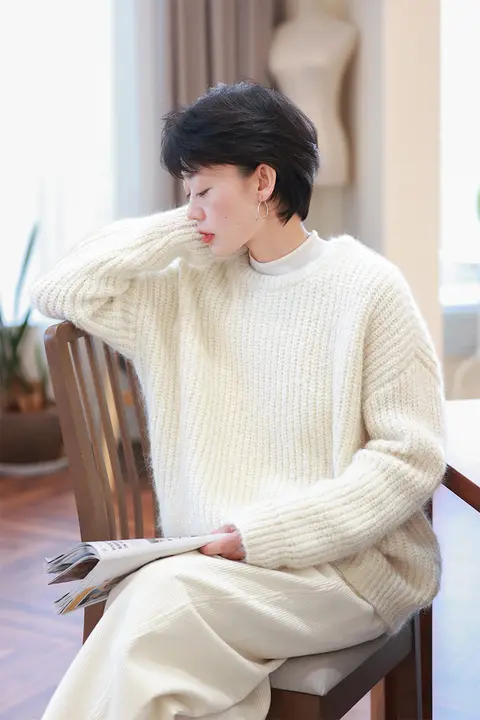 レトロスタイルのゆったりとしたウールアルパカニットセーター【厚手・ラウンドネック・冬用】