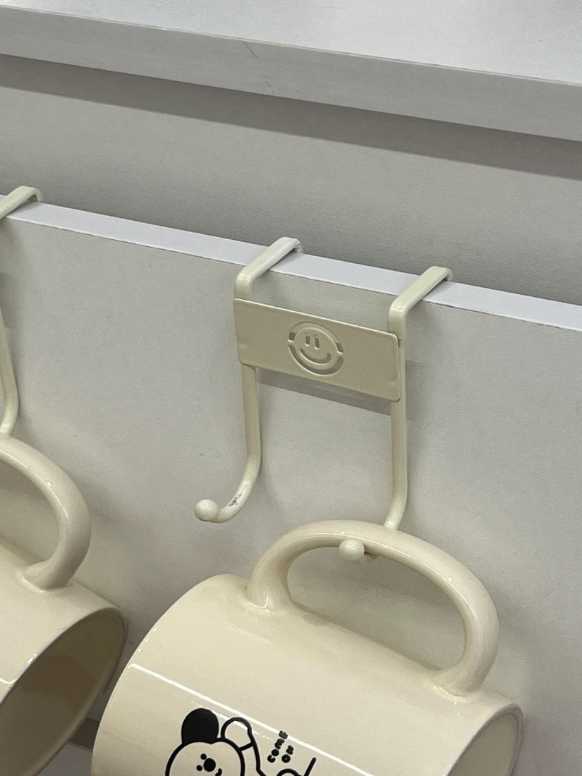 ドア裏収納フック：DIYで生活に役立つシンプルな収納アイテム