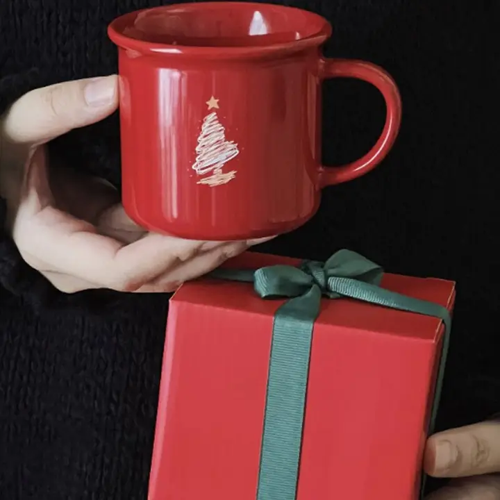クリスマスギフトにぴったりなセラミックマグカップ【レッド・エナメル風デザイン】