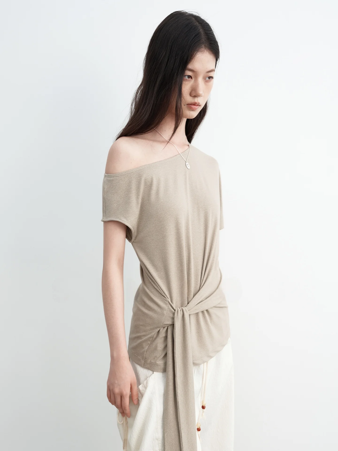斜めに結んだ不対称ショルダーTシャツ：夏の通勤コーデでシンプルにオシャレを実現