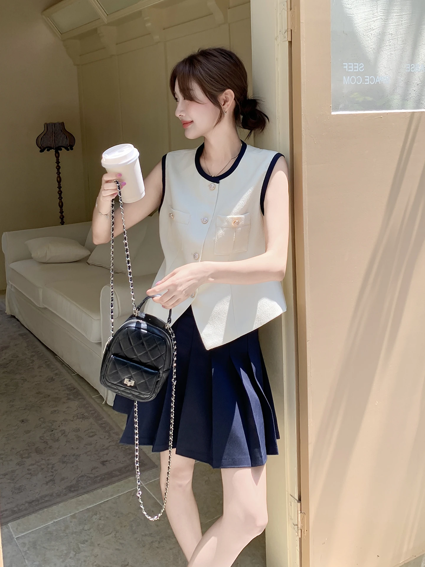 「シンプルな夏のコーデ」に悩む20代女性に、今こそ選ぶべきバイカラーベストとスカートのセットアップとは？