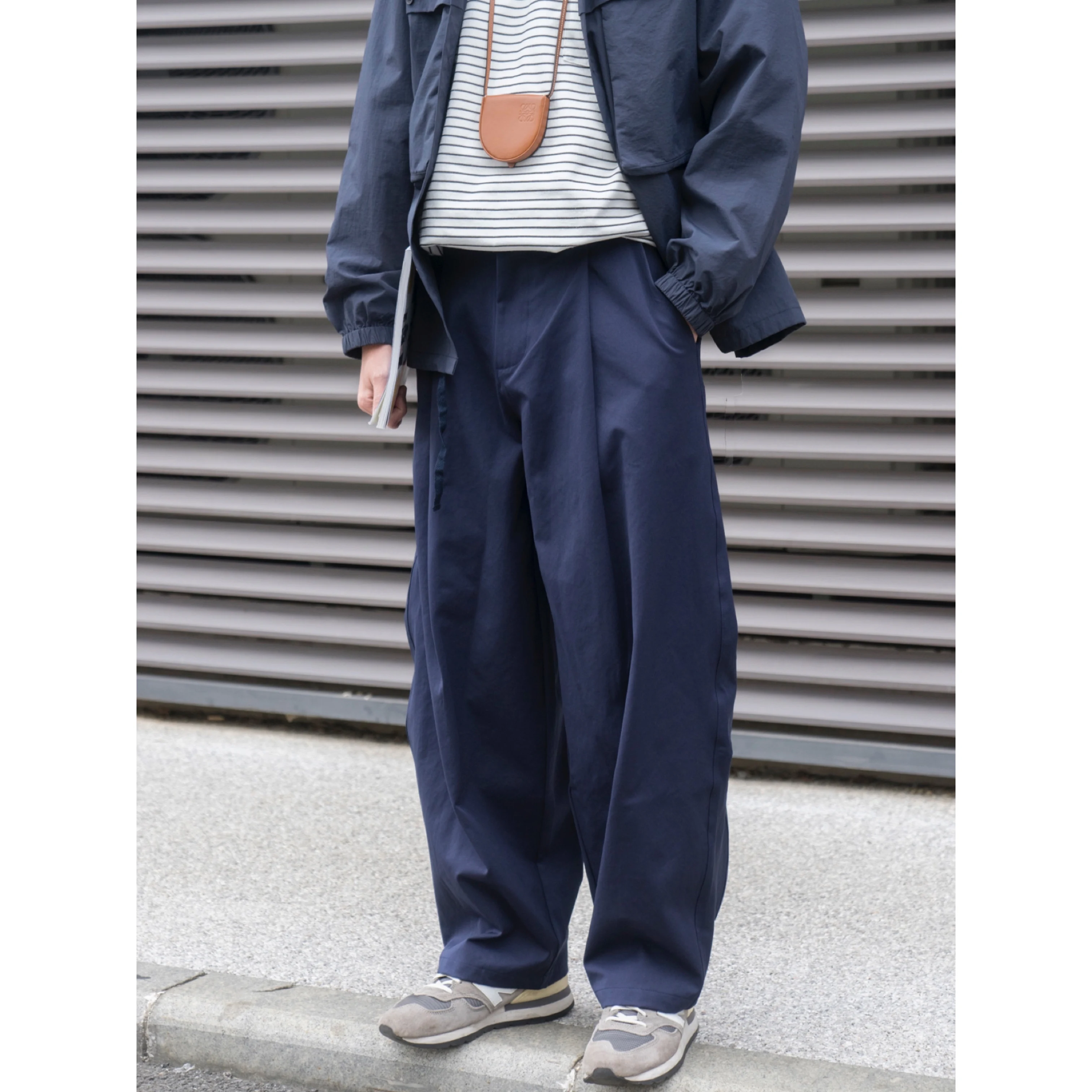 ワイドパンツ メンズ 着こなしのためのスタイリッシュな工装スタイル