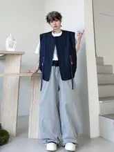 ストライプ柄の大きなサスペンダー付きベストとワイドレッグカジュアルパンツ（セットアップ対応）
