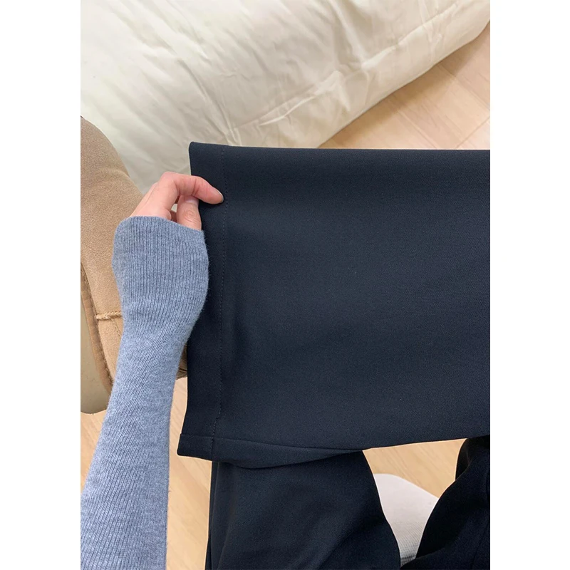 60代のワイドパンツをどう着こなすか？黒いエクストラロングスタイルが解決するリアルな悩み