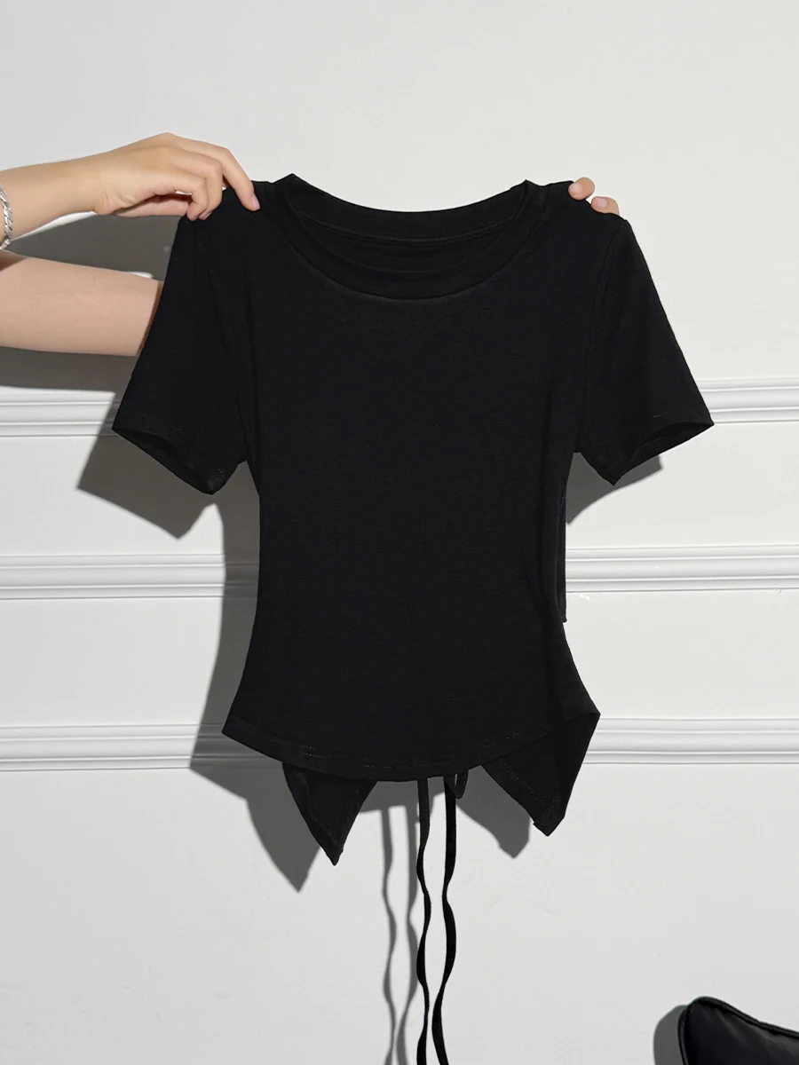 赤トップス コーデ 夏：レトロなデザインの赤いラウンドネックTシャツが提案する通勤風スタイル