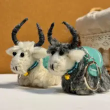 ネパール製 羊毛フェルトのキーホルダー【かわいい牛のデザイン・手作り】