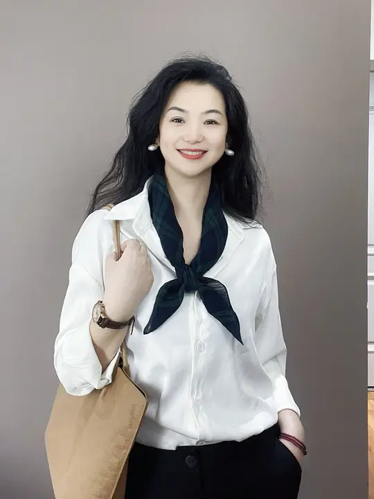 文芸的で知的なデザイン！ブルーグリーンチェックの100%リネン小方巾【首元装飾・女性用・スカーフ】