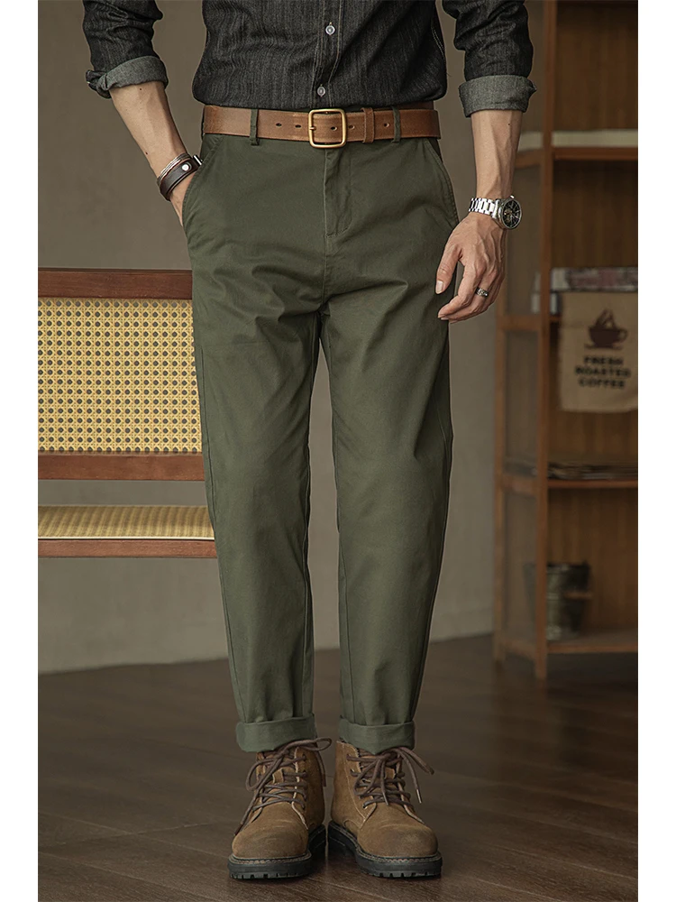 軍緑のワークパンツ：ゆったりシルエットで日常とアウトドアを両立