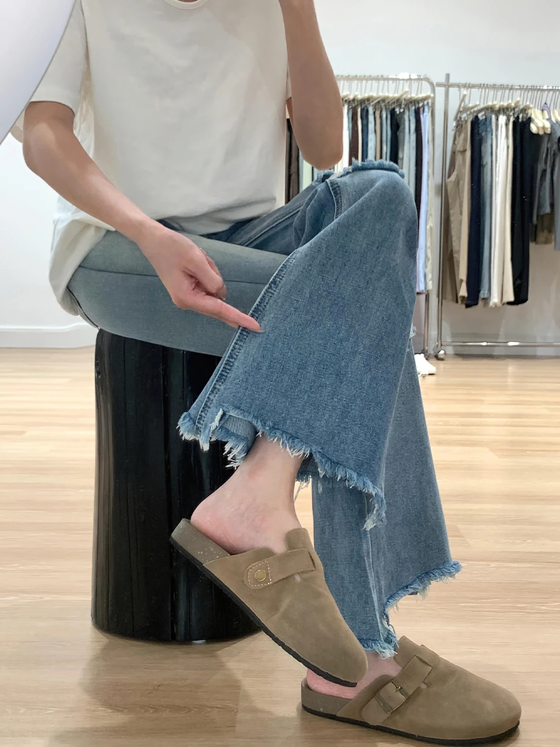 「裾絞りパンツ」で女性らしいスタイルを手に入れるには？