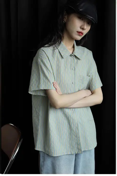ブルーグリーンのシンプルなレトロデザインの半袖シャツ【ストライプ・ポロカラー・女性用】