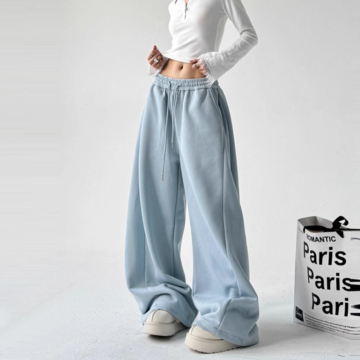 ブルーのバナナパンツ：ゆったりしたフィット感とレトロスタイルで実用的な秋冬コーデを実現