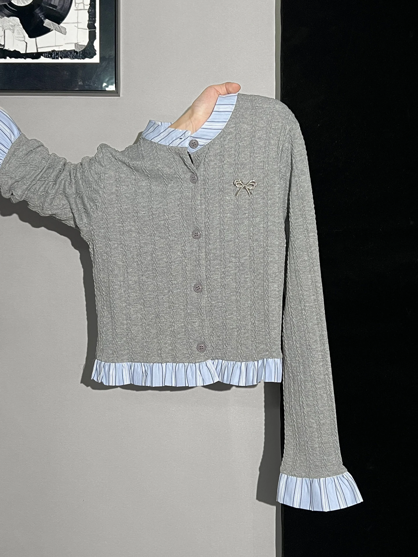 長袖Tシャツとリボン刺繍カーディガンの重ね着風ジャケット：通勤風のスリムフィットスタイル