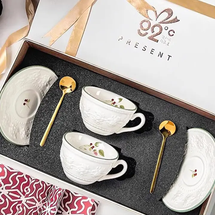英式ラズベリー浮彫り陶器コーヒーカップ＆ソーサー【新婚向け・優雅なデザイン】（セットアップ対応）
