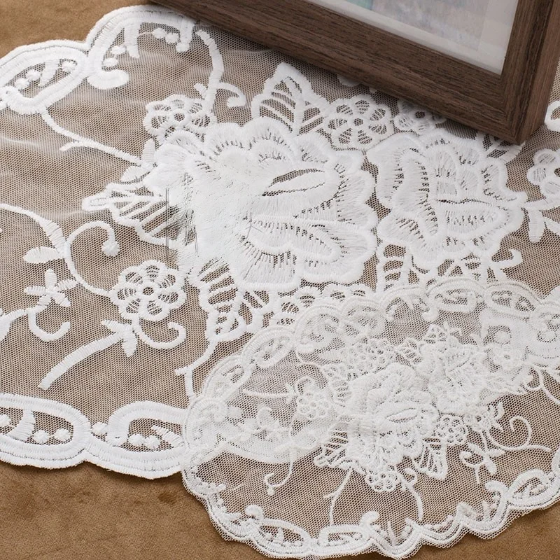 牛乳シルク製刺繍入りテーブルマット：おしゃれなダイニングテーブルコーディネートに最適な素材選定ガイド