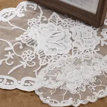 牛乳シルク製 刺繍入りテーブルマット【レースや装飾的なデザイン】