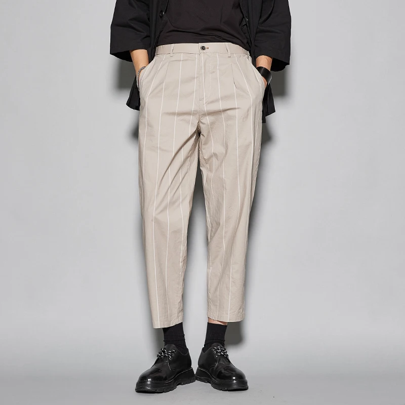 カーゴパンツ メンズ コーデ - スリムフィット・テーパードデザインとコントラストカラーの特徴