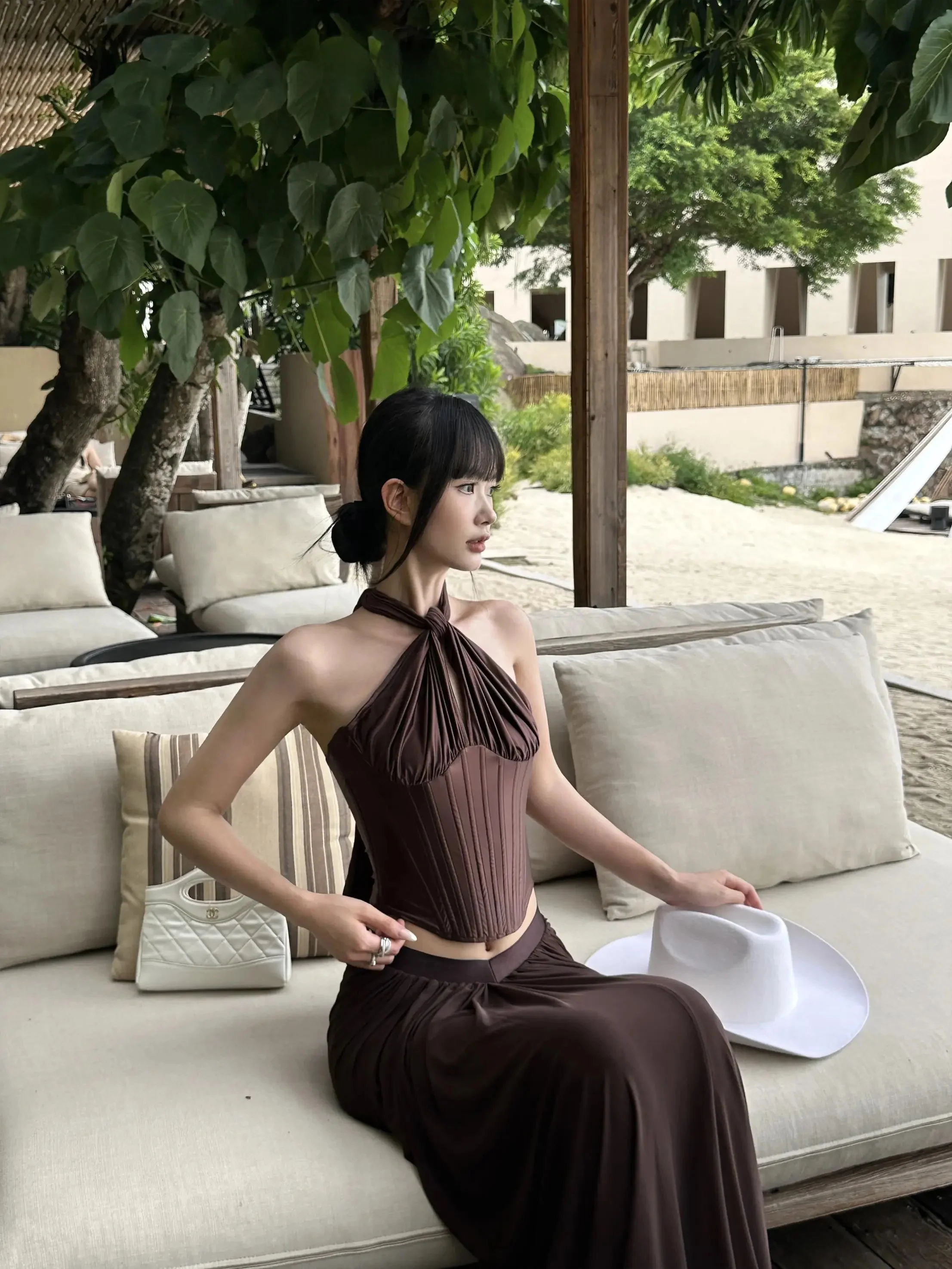 セクシーな背中開き魚骨デザインキャミソール：リボン付きノースリーブの実用性と着用シーン
