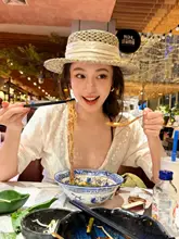 海辺のリゾートにぴったり！フランス風ハット【透かし編み・草素材・平らなつば】