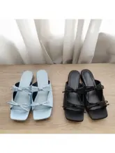上品なシルクサテンのリボン付きスクエアトゥサンダル【シンプルで可愛いデザイン】
