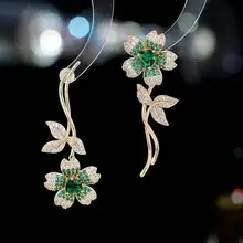 スタイリッシュなジルコン桜のイヤリング【個性的なアシンメトリーデザイン・ファッショナブル】