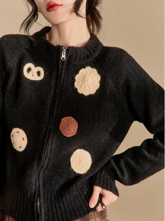 黒のダブルジップフラワーニットカーディガン【フック飾り・ラグジュアリーなスタイル・春用】（セットアップ対応）