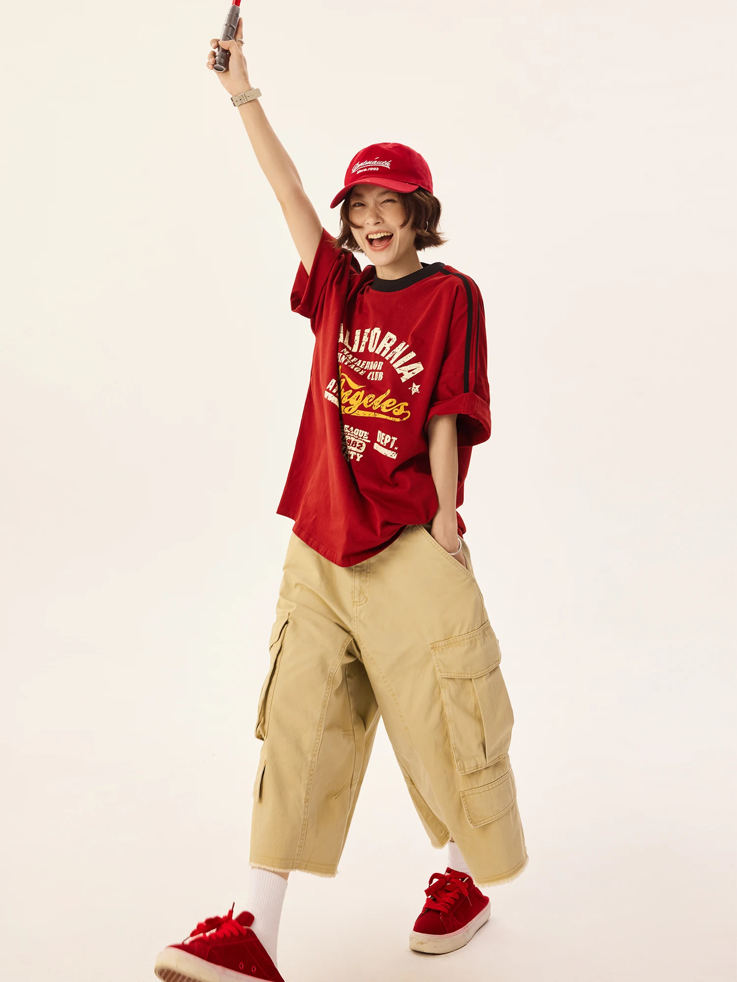 アメリカンビンテージ風ロゴプリントTシャツ：夏用レディースのルーズフィットスタイルとは