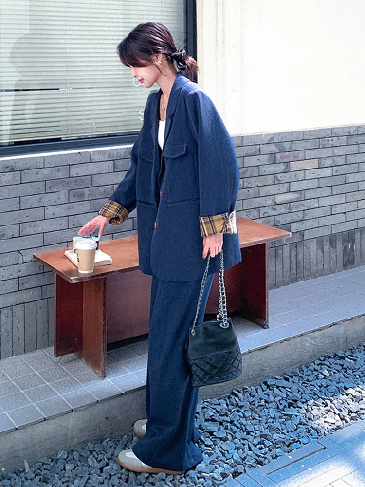 今流行ってる服は、通勤の疲れを癒すブルーのスーツなのか？