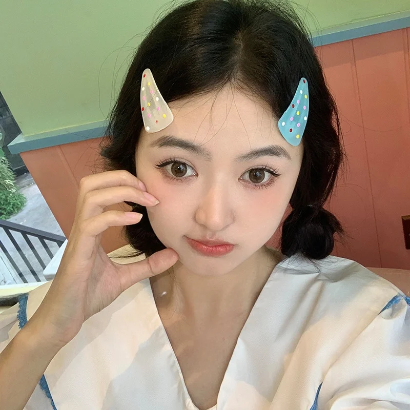 カラフルドットデザインのヘアクリップ：サイドバング対応のファッションアクセサリーとは