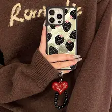 個性的な黒いストロベリー柄ハートブレスレット【iPhone対応・マグネット式・衝撃吸収】（セットアップ対応  ）