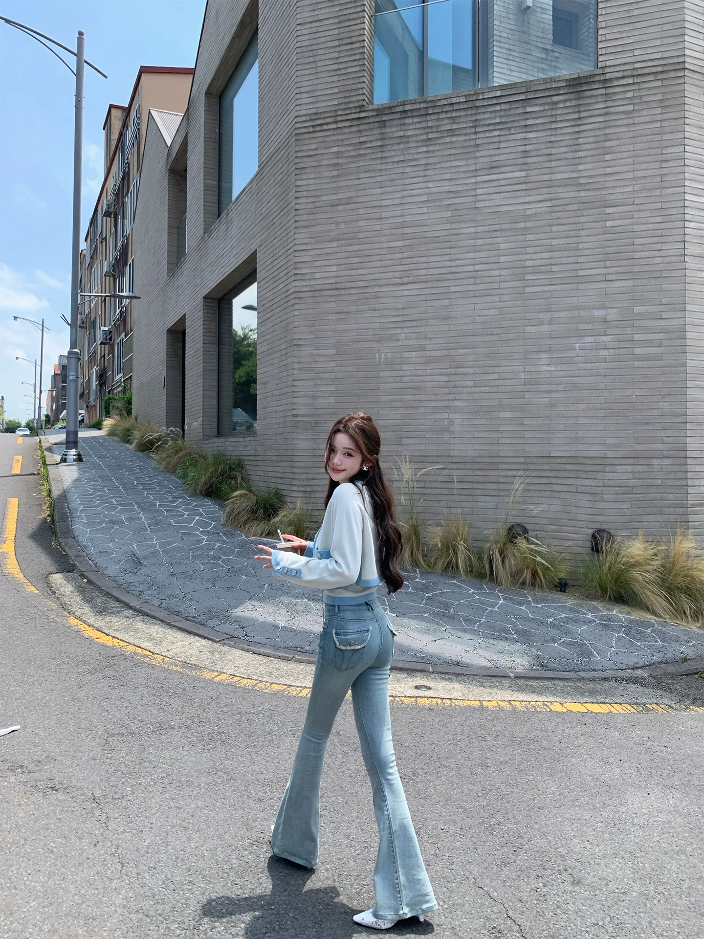 フリンジデニムパンツはどんな場面で着る？美脚デザインが話題の浅ブルーフレアパンツの選び方を解説