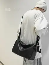 高級感あるソフトレザーのユニセックスショルダーバッグ【大容量・クッション型】