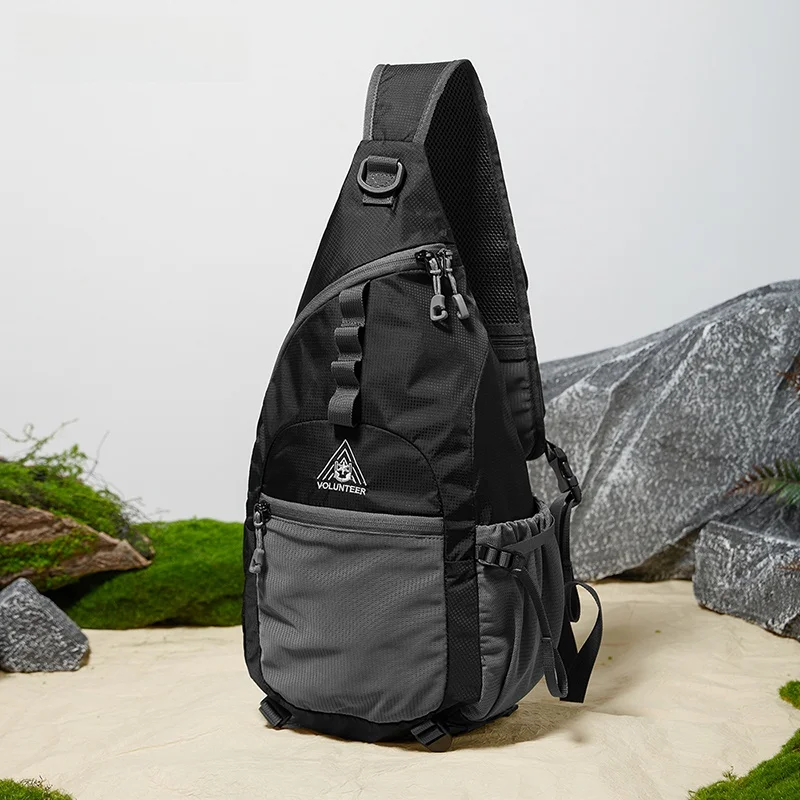 軽量なアウトドア用ショルダーバッグ：ハイキング・旅行・登山対応の実用性と機能性