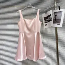 甘美な印象！U型ネックのウエストデザイン サテンキャミソールドレス【夏用・女性】