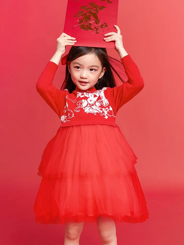 1歳の女の子にぴったりな服は？春のオシャレを実現する1本のニットワンピース