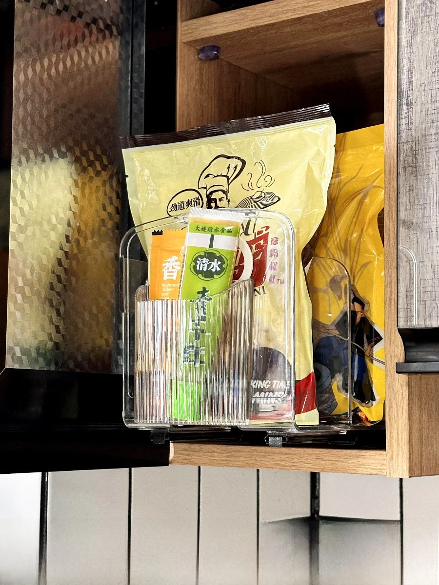 キッチン収納ラック：引き出し式で調味料を効率的に収納