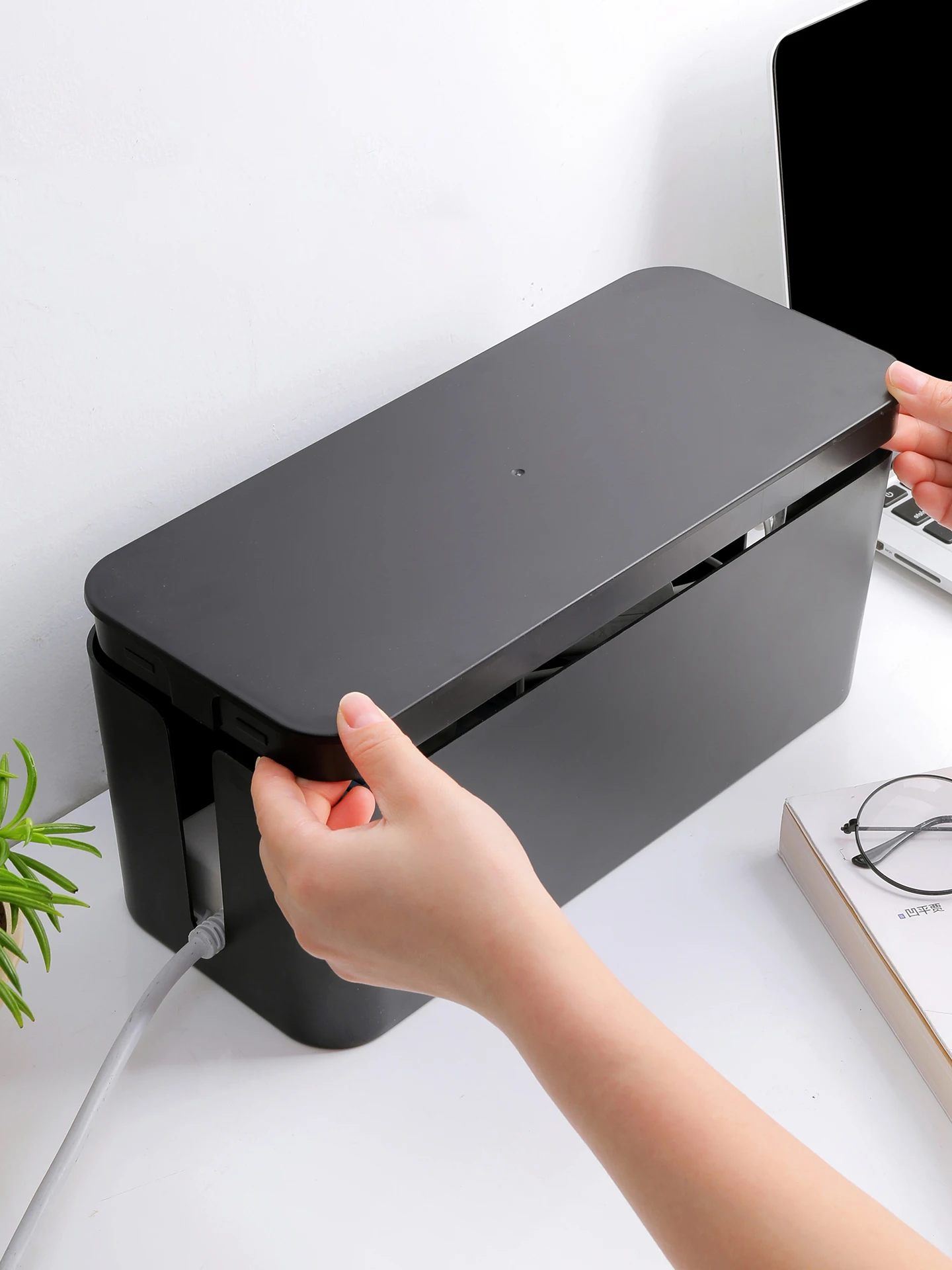 デスクトップ用電源タップ収納ボックス：ケーブル整理をスッキリにするコンパクトな収納解決策