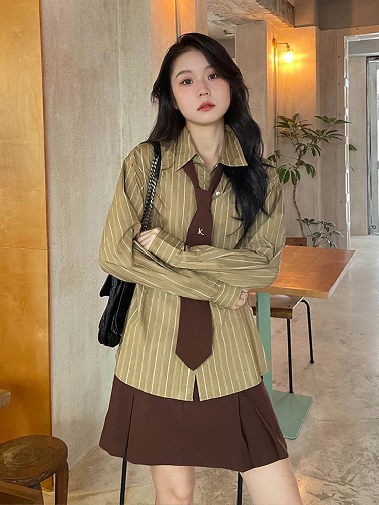 30代の忘年会に着る服は、どう選ぶ？古典的で落ち着いたスタイルが今、注目されています